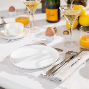 Op maat gemaakte textielproducten zoals servetten, schorten en handdoeken van Charlie’s Studio, perfect voor bedrijven zoals hotels, restaurants en ateliers.