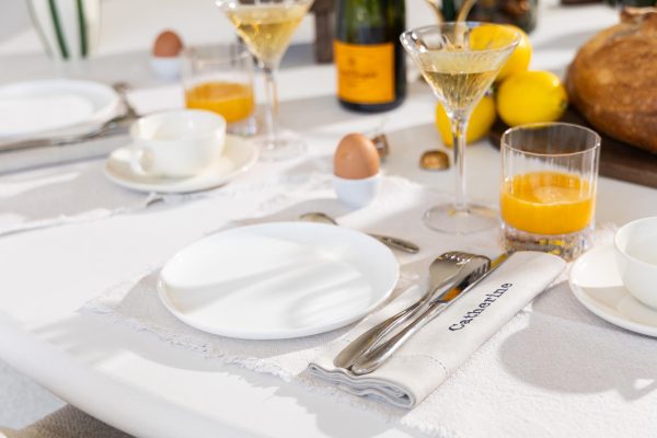 Op maat gemaakte textielproducten zoals servetten, schorten en handdoeken van Charlie’s Studio, perfect voor bedrijven zoals hotels, restaurants en ateliers.